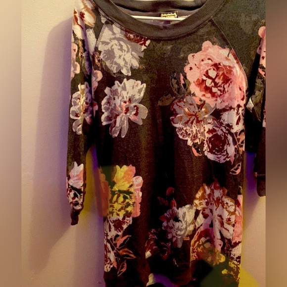 Beautiful eyeshadow floral woman’s small sweater (EUC) - Picture 6 of 9